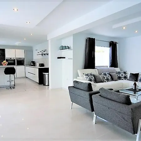 Puerto Del Carmen Sleeps 9 With Pool Air Con And Wifi プエルト・デル・カルメン