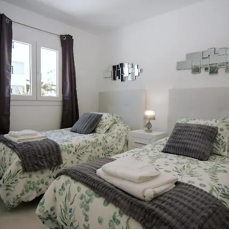 Puerto Del Carmen Sleeps 9 With Pool Air Con And Wifi プエルト・デル・カルメン