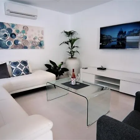 Puerto Del Carmen Sleeps 9 With Pool Air Con&wifi Puerto del Carmen (Lanzarote)