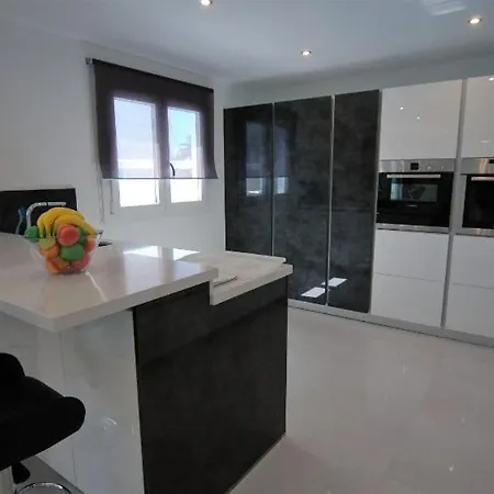 Puerto Del Carmen Sleeps 9 With Pool Air Con&wifi Villa