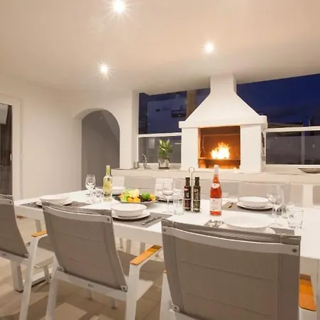 فيلة Puerto Del Carmen Sleeps 9 With Pool Air Con And Wifi بويرتو ذيل كارمين