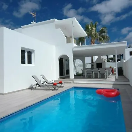 Puerto Del Carmen Sleeps 9 With Pool Air Con&wifi Villa