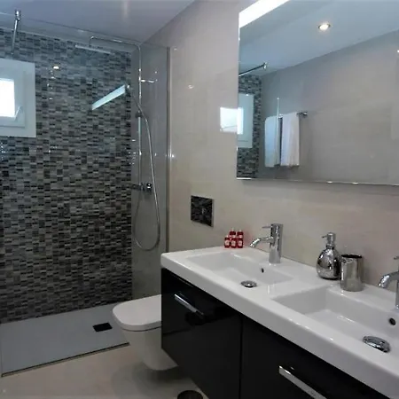 Puerto Del Carmen Sleeps 9 With Pool Air Con&wifi Villa